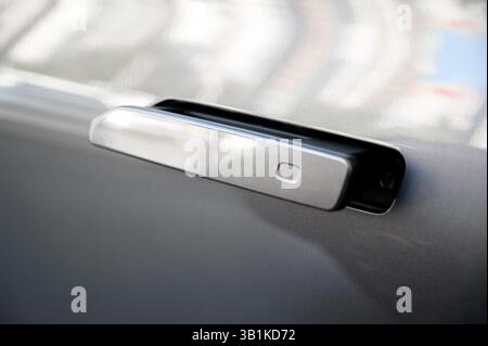 Moderner Türgriff, neues Auto. Intelligente einziehbare Türgriffe. Außendetails des Fahrzeugs. Schließen Sie den Türgriff des Fahrzeugs. Fahrzeugausrüstungskonzept. Stockfoto