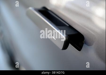 Moderner Türgriff, neues Auto. Intelligente einziehbare Türgriffe. Außendetails des Fahrzeugs. Schließen Sie den Türgriff des Fahrzeugs. Fahrzeugausrüstungskonzept. Stockfoto