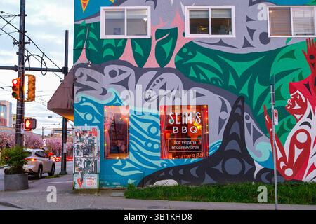 Ein schönes First Nations Wandgemälde an der Main Street & 7th Avenue in Mount Pleasant, Vancouver, BC. Stockfoto