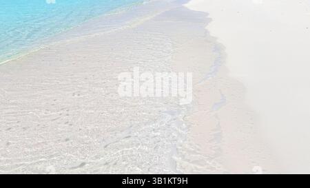 Blick von oben auf den tropischen Strand mit weißem Sand und klarem blauem Meer türkisfarbenem Wasser in natürlichem Sonnenlicht, minimalistischer friedlicher Landschaft Hintergrund Stockfoto