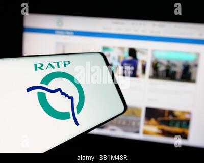 In dieser Abbildung ist ein Smartphone mit dem Logo des französischen Verkehrsunternehmens RATP auf dem Bildschirm vor der Website zu sehen. Stockfoto