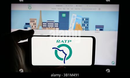 Auf dieser Abbildung befindet sich ein Mobiltelefon mit dem Logo des französischen Verkehrsunternehmens RATP auf dem Bildschirm vor der Webseite. Stockfoto