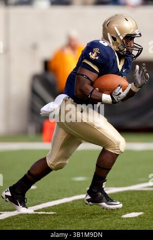 23. Oktober 2010: Navy Midshipmen Wide Receiver Darius Staten (5), der den Ball nach dem Auftakt während des NCAA-Spiels zwischen den Notre Dame Fighting Irish und den Navy Midshipmen im New Meadowlands Stadium in East Rutherford, New Jersey zurücklässt. Navy Beat Notre Dame, 35-17. (Bild: © Chris Szagola/Cal Sport Media/ZUMApress.com) Stockfoto