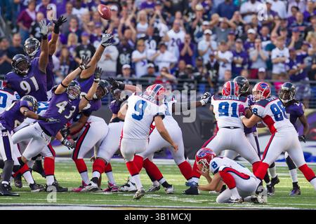 24. Oktober 2010: Buffalo Bills Place Kicker Rian Lindell (9) tritt das Spiel und bindet das Field Goal spät im Spiel, während die Ravens versuchen, es während des NFL-Spiels zwischen den Buffalo Bills und den Baltimore Ravens im M&T Bank Stadium in Baltimore, Maryland zu blockieren. Die Ravens schlugen die Bills, 37-34 in Überstunden. (Bild: © Chris Szagola/Cal Sport Media/ZUMApress.com) Stockfoto