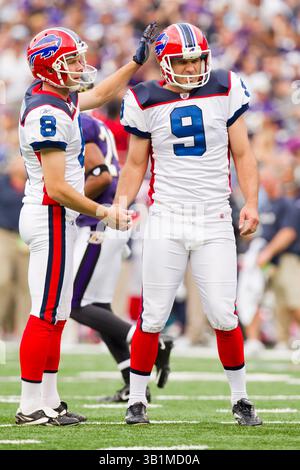 24. Oktober 2010: Der Buffalo Bills Place Kicker Rian Lindell (9) erhält Gratulation von Punter Brian Moorman (8), nachdem er während des NFL-Spiels zwischen den Buffalo Bills und den Baltimore Ravens im M&T Bank Stadium in Baltimore, Maryland, einen Extrapunkt hatte. Die Ravens schlugen die Bills, 37-34 in Überstunden. (Bild: © Chris Szagola/Cal Sport Media/ZUMApress.com) Stockfoto