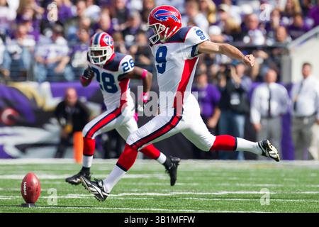 24. Oktober 2010: Der Buffalo Bills Place Kicker Rian Lindell (9) startet während des NFL-Spiels zwischen den Buffalo Bills und den Baltimore Ravens im M&T Bank Stadium in Baltimore, Maryland. Die Raben haben die Rechnungen übertroffen, 37-34 in Überstunden. (Bild: © Chris Szagola/Cal Sport Media/ZUMApress.com) Stockfoto