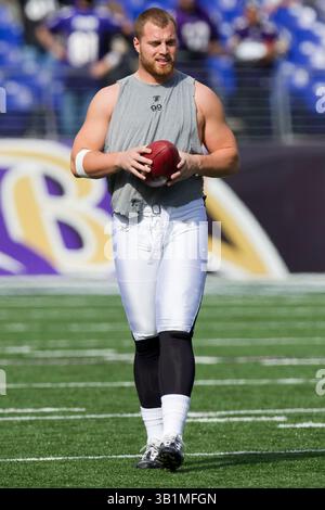 24. Oktober 2010: Baltimore Ravens Defensive beenden Paul Kruger (99) mit dem Ball vor dem NFL-Spiel zwischen den Buffalo Bills und den Baltimore Ravens im M&T Bank Stadium in Baltimore, Maryland. Die Ravens schlugen die Bills, 37-34 in Überstunden. (Bild: © Chris Szagola/Cal Sport Media/ZUMApress.com) Stockfoto