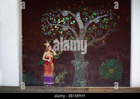 Schöne junge Frau, die ein thailändisches Songkran Kostüm trägt, ein regionales thailändisches Kostümkleid in Chiang Mai, Thailand. Stockfoto