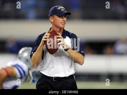 25. Oktober 2010: Dallas Assistant Head Coach und Offensive Coach Jason Garrett vor einem NFL-Fußballspiel zwischen den Dallas Cowboys und den New York Giants am Montag Nacht Football im Cowboys Stadium in Arlington, Texas New York, besiegte Dallas 41–35(Credit Image: © Albert Pena/Cal Sport Media/ZUMApress.com) Stockfoto