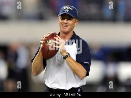 25. Oktober 2010: Dallas Assistant Head Coach und Offensive Coach Jason Garrett vor einem NFL-Fußballspiel zwischen den Dallas Cowboys und den New York Giants am Montag Nacht Football im Cowboys Stadium in Arlington, Texas New York, besiegte Dallas 41–35(Credit Image: © Albert Pena/Cal Sport Media/ZUMApress.com) Stockfoto