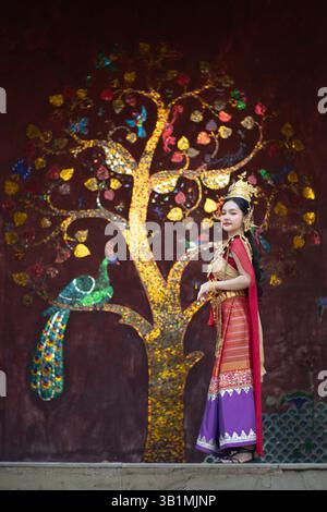 Schöne junge Frau, die ein thailändisches Songkran Kostüm trägt, ein regionales thailändisches Kostümkleid in Chiang Mai, Thailand. Stockfoto