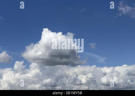 Unter der Schicht der weißen Wolken Cumulus darüber bildet Cumulonimbus Wolke, international Stockfoto