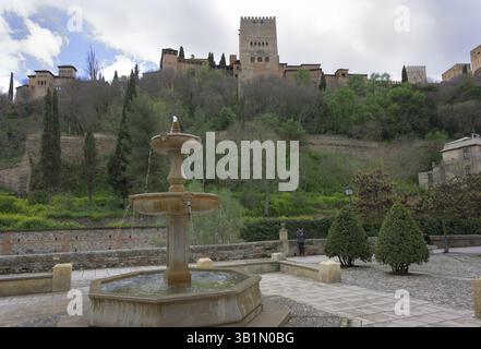 Brunnen Fuente del Paseo de los Tristes und Alhambra, Granada, Spanien, Europa Stockfoto