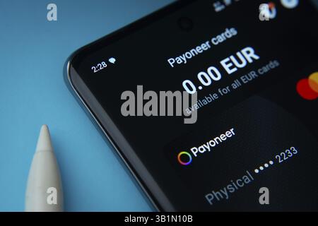 Dhaka, Bangladesch, 17. März 2025: Die Homepage von payoneer wird auf einem Smartphone gesehen Stockfoto