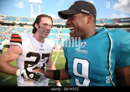 21. November 2010: Jacksonville, Florida, USA: Cleveland Browns Defensivverteidiger NICK SORENSEN #27 und Jacksonville Jaguars Quarterback DAVID GARRARD #9 nach dem NFL-Spiel zwischen den Cleveland Browns und den Jacksonville Jaguars im EverBank Field. Jacksonville besiegte Cleveland mit 24:20. (Bild: © Daniel Goncalves/Cal Sport Media/ZUMAPRESS.com) Stockfoto