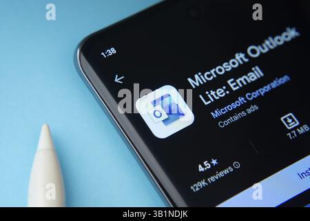 Dhaka, Bangladesch- 17. März 2025: Die microsoft Outlook Lite App von Google Playstore wird auf einem Smartphone-Bildschirm angezeigt Stockfoto