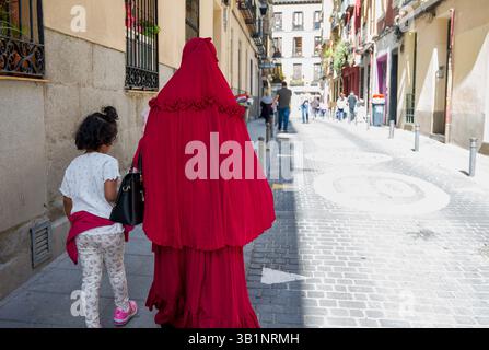 Rückansicht der arabischen Mutter und Tochter auf der Straße Stockfoto