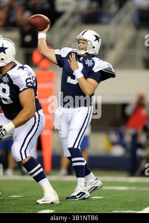 25. November 2010: Dallas Cowboys Quarterback Jon Kitna #3 wirft einen Pass während eines Thanksgiving Day NFL Fußballspiels zwischen den Dallas Cowboys und den New Orleans Saints im Cowboys Stadium in Arlington, TX New Orleans besiegte Dallas 30-27(Credit Image: © Albert Pena/Cal Sport Media/ZUMAPRESS.com) Stockfoto