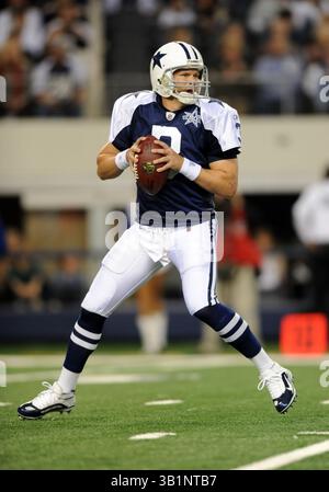 25. November 2010: Dallas Cowboys Quarterback Jon Kitna #3 fällt während eines Thanksgiving Day NFL Fußballspiels zwischen den Dallas Cowboys und den New Orleans Saints im Cowboys Stadium in Arlington, TX New Orleans besiegte Dallas 30-27(Credit Image: © Albert Pena/Cal Sport Media/ZUMAPRESS.com) Stockfoto