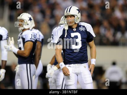 25. November 2010: Dallas Cowboys Quarterback Jon Kitna #3 während eines Thanksgiving Day NFL-Fußballspiels zwischen den Dallas Cowboys und den New Orleans Saints im Cowboys Stadium in Arlington, TX New Orleans besiegte Dallas 30-27(Credit Image: © Albert Pena/Cal Sport Media/ZUMAPRESS.com) Stockfoto