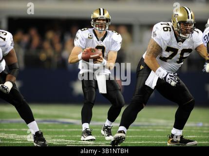 25. November 2010: New Orleans Quarterback Drew Brees #9 fällt während eines Thanksgiving Day NFL Fußballspiels zwischen den Dallas Cowboys und den New Orleans Saints im Cowboys Stadium in Arlington, TX New Orleans besiegte Dallas 30-27(Credit Image: © Albert Pena/Cal Sport Media/ZUMAPRESS.com) Stockfoto