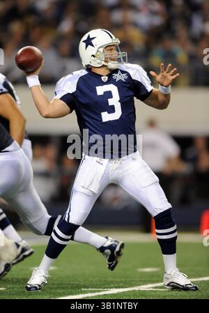 25. November 2010: Dallas Cowboys Quarterback Jon Kitna #3 fällt während eines Thanksgiving Day NFL Fußballspiels zwischen den Dallas Cowboys und den New Orleans Saints im Cowboys Stadium in Arlington, TX New Orleans besiegte Dallas 30-27(Credit Image: © Albert Pena/Cal Sport Media/ZUMAPRESS.com) Stockfoto