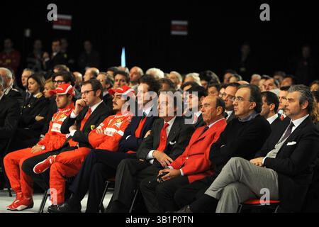 Januar 2011 - Maranello, Italien - von links, Fahrer FELIPE MASSA (BRA), STEFANO DOMENICALI (ITA), Ferrari Team Principal, Fahrer FERNANDO ALONSO (ESP), JOHN ELKANN (USA), LUCA DI MONTEZEMOLO (ITA), Ferrari President, EMILIO BOTIN (ESP), CEO Santander, SERGIO MARCHIONNE (ITA), CEO FIAT und MAURIZIO ARRIVABENE, Marlboro Europe, bei der Vorstellung des neuen Ferrari F150. (Bild: © Sutton Motorsports/ZUMAPRESS.com) Stockfoto