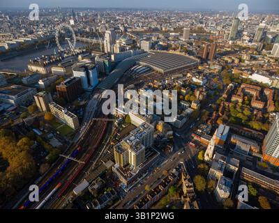 London von oben : atemberaubender Blick aus der Luft auf die zentrale Londoner ft Waterloo Station, die Themse, das London Eye und die Skyline der Stadt im Herbstlicht. Stockfoto