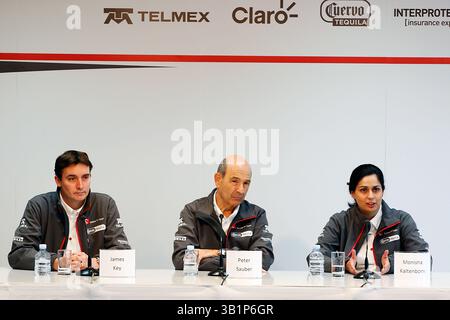 31. Januar 2011 - Valencia, Spanien - von links JAMES KEY (GBR) technischer Direktor sauber, PETER SAUBER (SUI), sauber F1 Teamleiter und MONISHA KALTENBORN (AUT), sauber Managing Director. (Bild: © Sutton Motorsports/ZUMAPRESS.com) Stockfoto