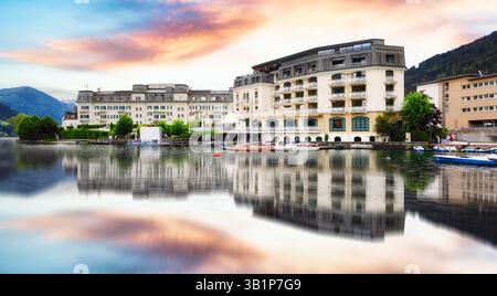 Zell am See Altstadtpier und Zell See. Sie ist die Verwaltungshauptstadt des Landes Salzburg Stockfoto