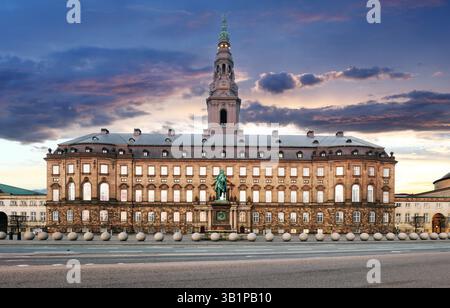 Christiansborg Palace christiansborg Slot, ein Palast und Regierungsgebäude auf der Insel Slotsholmen im Zentrum von Kopenhagen, Dänemark bei dramatischer Sonne Stockfoto