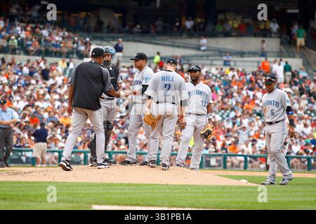 22. Juli 2010: Toronto Blue Jays Manager Cito Gaston (43), Toronto Blue Jays Catcher John Buck (14), Toronto Blue Jays Starting Pitcher Ricky Romero (24), Toronto Blue Jays zweiter Baseman Aaron Hill (2), Toronto Blue Jays dritter Baseman Edwin Encarnacion (12) und Toronto Blue Jays Shortstop Yunel Escobar (5) während des MLB Baseballspiels zwischen den Toronto Blue Jays im Detroit Park in Detroit Park. (Bild: © Rick Osentoski/Cal Sport Media/ZUMApress.com) Stockfoto