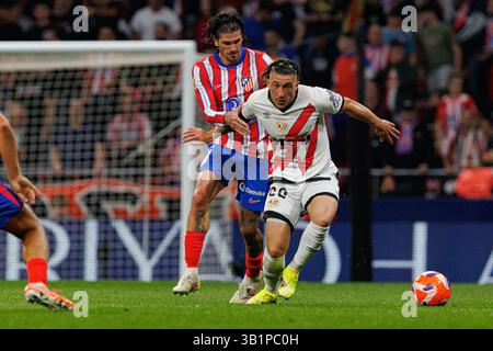 Rodrigo de Paul und Alfonso Espino Pacha wurden während des LaLiga EA SPORTSPIELS zwischen den Teams von Atletico de Madrid und Rayo Vallecano im Estadio Civitas M gesehen Stockfoto