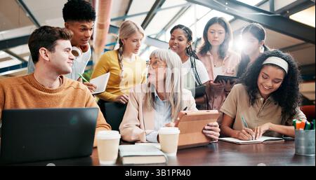 Bildung, Studenten und Dozent mit Tablet, Gespräch und Informationen für die Aufgabe im Klassenzimmer und in der Gruppe. Glückliche, Lehrerin und reife Frau mit Rat Stockfoto