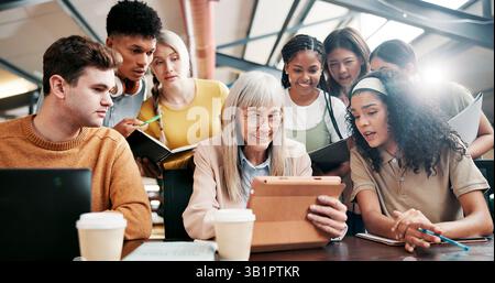 Hochschule, Studenten und Dozent mit Tablet, Gespräch und Informationen für die Aufgabe im Klassenzimmer oder in der Gruppe. Erziehung, Lehrer und reife Frau mit Rat Stockfoto