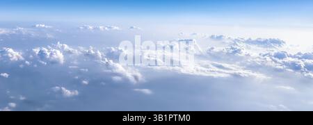 Himmlische Reinheit Panorama Hintergrund - schöne weiße echte Wolken am tiefen Himmel, Blick aus einem Flugzeug Stockfoto