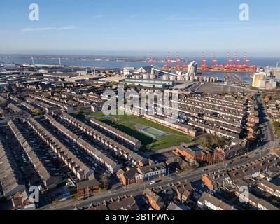 LIVERPOOL, MERSEYSIDE, ENGLAND - 6. APRIL 2025: Unterkunft in der Nähe von Liverpool Docks, Bootle, Merseysidde, England Stockfoto