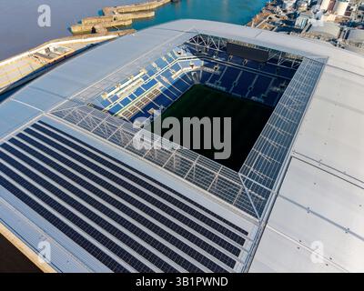 LIVERPOOL, MERSEYSIDE, ENGLAND - 6. APRIL 2025: Everton Football Stadium und Spielfeld von oben, Liverpool, England Stockfoto