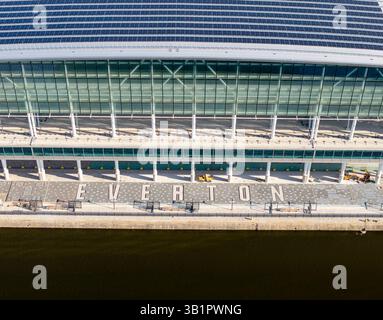 LIVERPOOL, MERSEYSIDE, ENGLAND - 6. APRIL 2025: Nahaufnahme des Namens Everton im neuen Fußballstadion Liverpool, Merseyside, England Stockfoto