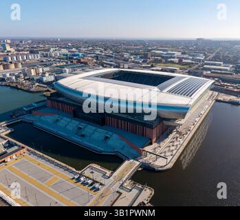 LIVERPOOL, MERSEYSIDE, ENGLAND - 6. APRIL 2025: Das neue Everton Football Stadium am Bramley Moore Dock, River Mersey, Liverpool Stockfoto