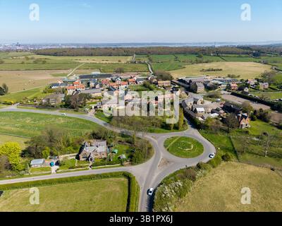 WIRRAL, MERSEYSIDE, ENGLAND - 9. APRIL 2025: Soreton Village and Farms between Fields and Country in Wirral, England Stockfoto