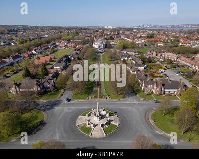 WIRRAL, MERSEYSIDE, ENGLAND - 9. APRIL 2025: Lady Lever Art Gallery and war Memorial in Centre of Port Sunlight, Wirral, Merseyside, England Stockfoto