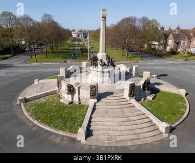 WIRRAL, MERSEYSIDE, ENGLAND - 9. APRIL 2025: The World war 1 war Memorial and Lady Lever Art Gallery, Port Sunlight, Wirral, England Stockfoto
