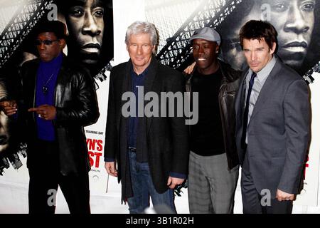 März 2010 - New York, New York, Vereinigte Staaten - WESLEY SNIPES, RICHARD GERE, DON CHEADLE, ETHAN HAWKE bei der Premiere von „Brooklyn's Finest“. im AMC Loew's Lincoln Square Theatre, New York City 03-02-2010 . Fotos von - Fotos,INCÂ ©2010...K63735JBB(Kreditbild: © John Barrett/Globe Photos/ZUMApress.com) Stockfoto