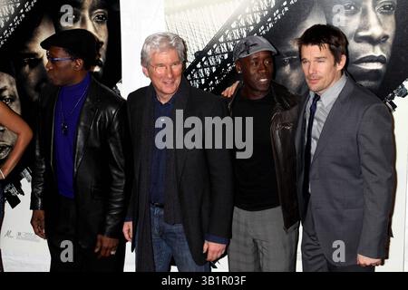 März 2010 - New York, New York, Vereinigte Staaten - WESLEY SNIPES, RICHARD GERE, DON CHEADLE, ETHAN HAWKE bei der Premiere von „Brooklyn's Finest“. im AMC Loew's Lincoln Square Theatre, New York City 03-02-2010 . Fotos von - Fotos,INCÂ ©2010...K63735JBB(Kreditbild: © John Barrett/Globe Photos/ZUMApress.com) Stockfoto