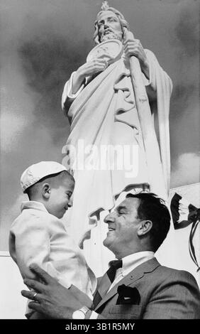 29. Dezember 1925 - Memphis, TN, USA - Ein jubelnder Danny Thomas hebt Bruce Frager bei der feierlichen Eröffnung des Krankenhauses am 4. Februar 1962 in Richtung der Statue von St. Jude Thaddeus vor dem St. Jude Research Hospital in Jackson und Lauderdale. "Das ist der größte Tag meines Lebens", beobachtete der Fernsehkünstler. "Wenn ich in dieser Minute sterbe, wüsste ich, warum ich geboren wurde." Etwa 9.000 Menschen kamen zur Eröffnung. (Von Fred Griffith / The Commercial Appeal Files) HINWEIS: ID on Kid kam nach Veröffentlichung dieses Bildes am 21/2000 zu uns. Bruce Fragers Mutter hat angerufen, um zu sagen, dass es das war Stockfoto