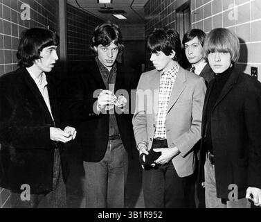 17. November 1965: Memphis, TN, USA: Bill Wyman, Mick Jagger, Keith Richards, Charlie Watts und Brian Jones ( gestorben 1969) im Mid-South Coliseum am 17. November 1965. „Der größte Applaus der Nacht kam, als die Aufwärmgruppe, die Ramrods aus Boston, mit „Dixie“ eröffnete“, schrieb der Reporter James Kingsley. Trotzdem hat nicht seit Herman and the Hermits, eine andere englische Gruppe, Anfang des Jahres im Coliseum eine Rock-and-Roll-Show ein so ansprechendes Publikum angezogen. Teilnahme: Ca. 6.000, verglichen mit „weniger als 2.000“ in Nashville. (Kreditbild: © The Commerci Stockfoto