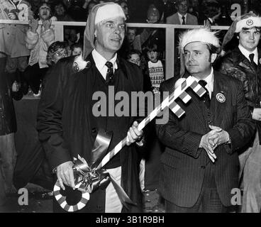 2. Dezember 1977 – Memphis, TN, USA – Wyeth Chandler, Bürgermeister von Memphis (links) und Roy Nixon, Bürgermeister von Shelby County (rechts) warten auf den richtigen Moment, um dem Weihnachtsmann bei der Merry Christmas Memphis Parade am 2. Dezember 1977 einen Schlüssel zu Stadt, County und Universum zu präsentieren. Die Polizei schätzte, dass mehr als 100.000 Menschen die Straße säumten, während der 2 1/2-stündigen Parade, die mit der Anzündung eines Weihnachtsbaums am Overton Square in der Nähe der Ecke Madison und Cooper begann. 36 Floats und Acts und mehr als 50 Bands nahmen an der Parade Teil. (Kreditbild: © The Commercial Appeal/ZUMApress.com) Stockfoto