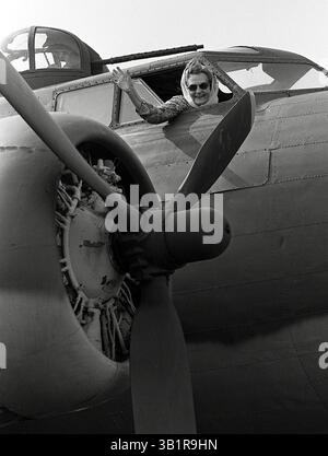 21. Februar 1983 – Memphis, TN, USA – MARGARET POLK, die ursprüngliche Memphis Belle, winkt aus dem Cockpit ihres Namensvetters, während sie am 21. Februar 1983 von Memphis Aero zum 91st Bomb Group Restaurant an der Democrat Road geschleppt wird. Miss Polk saß auf dem Beipilotensitz des Flugzeugs, das sie zu seinem neuen Standort gebracht hatte. Das Flugzeug wird nach 25 Missionen im Zweiten Weltkrieg und Jahren des Vandalismus renoviert. Es ist das einzige existierende B17-F-Modell mit einem Kampfrekord von 25 Missionen aus dem Zweiten Weltkrieg. Der Bomber wurde nach Miss Polk benannt, weil sie die Verlobte des Piloten der Crew war Stockfoto