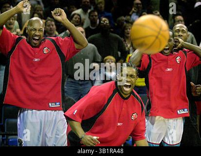 November 2001 - Memphis, TN, USA - 17. November 2001 - Samstag 17. November 2001 (jwgriz-cavs) Foto von Jim Weber: Tony Massenburg, links, Nick Anderson und Brevin Knight feiern nach einem Pau Gasol Schuss in den letzten Minuten des Sieges der Grizzlies über die Cavs. Es dauerte fast 35 Jahre Jagd, 17 Tage in der NBA-Saison und acht verärgerliche Verluste. Schließlich erlebte Memphis die wichtigste erste für seine Grizzlies: Den Sieg. Man hätte gedacht, dass der Sieg der Grizzlies 98-93 gegen die Cleveland Cavaliers mehr als nur einen in der Spielwertung zählt Stockfoto
